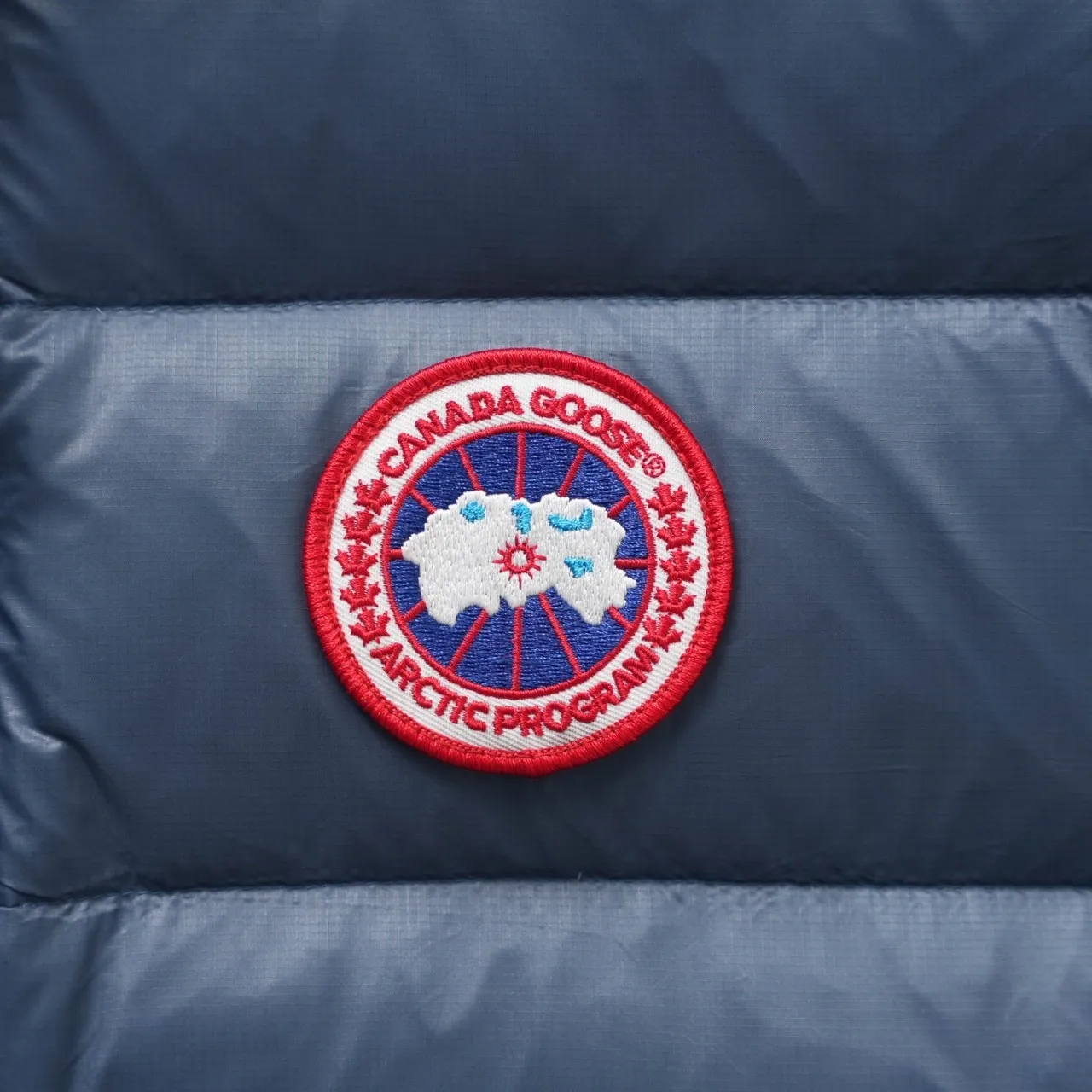 P480 top version Canadian brand vest new model Canada Goose has always been recognized as the warmest down jacket. Various Instagram celebrities, Internet celebrities, and celebrities often wear it for street photos. I make Canada Goose every year, but I still can’t get rid of my love for it. No matter how cold the days are, there is no need to be afraid, because there is! Filled with 90% white duck down, it is the legendary warmest down jacket and is known as a must-have for Arctic outdoor sports! The most popular down jacket in the world, celebrities are rushing to buy it, it is a must-have! Same style for men and women Size: xs ~ xxl